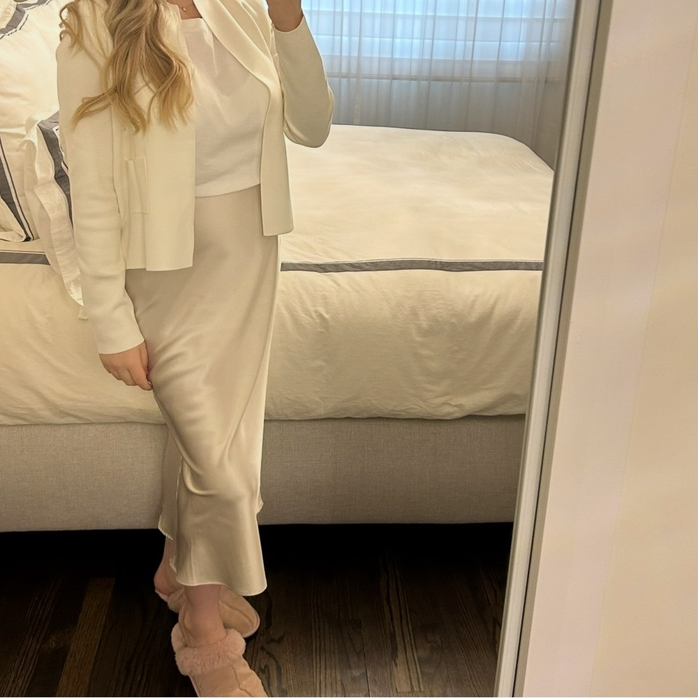 Elegant White Sleeveless Dress